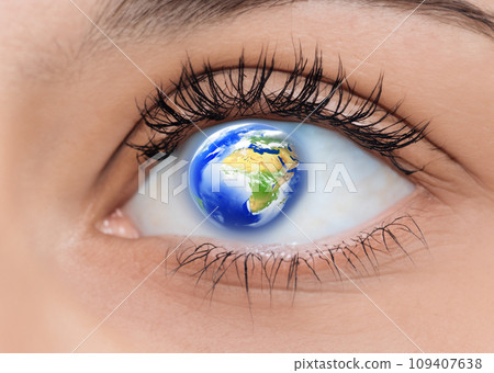 環境問題：女性、虹膜和眼睛的微距攝影，眼睛反射地球，特寫，人工智慧生成的圖像 109407638