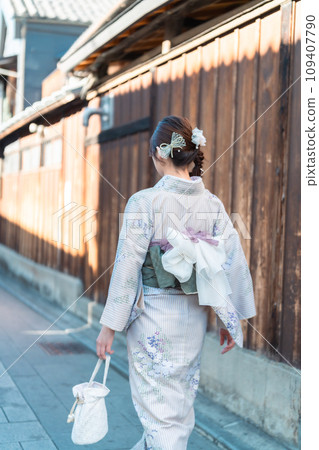 Young woman in kimono, faceless 109407790