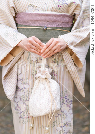 穿著和服的年輕女子,不露面 穿著和服的年輕女子,不露面 109407801