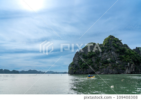 人們在越南下龍灣享受皮划艇的樂趣,那裡奇岩怪石不斷 人們在越南下龍灣享受皮划艇的樂趣,那裡奇岩怪石不斷 109408308