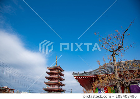 三重縣津市，鬼押節分期間津觀音的正殿和五層塔 109408496