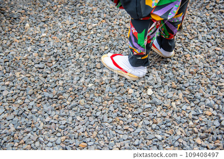 Tattsuke hakama and feet of a comedian performing Nankin Tamasudare tricks 109408497