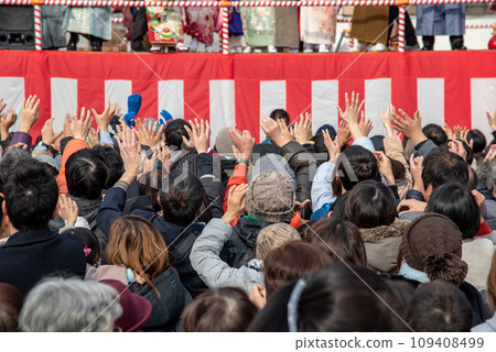 Tsu City, Mie Prefecture, people's hands reaching out to catch beans for "Fukuhanouchi" on Onioshi Setsubun Day Tsu City, Mie Prefecture, people's hands reaching out to catch beans for "Fukuhanouchi" on Onioshi Setsubun Day 109408499