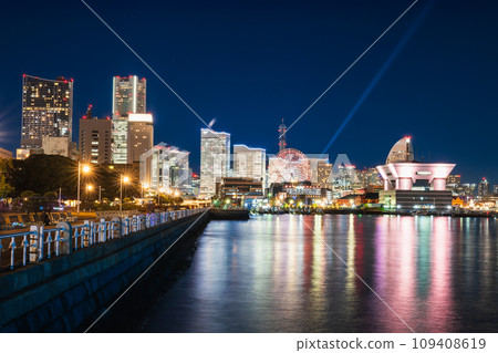 Yokohama Bay Area in winter: Minato Mirai building and Yamashita Park 109408619