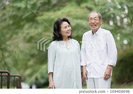 Senior couple in their 70s and 80s 109408696