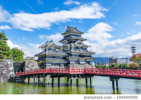 長野縣松本市，國寶松本城，陽光明媚的日子 109409300