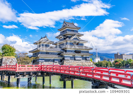 長野縣松本市，國寶松本城，陽光明媚的日子 109409301