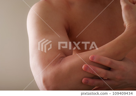 肌肉男的上臂 109409434