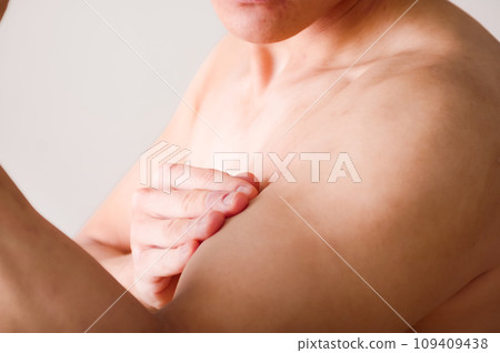 肌肉男的上臂 109409438