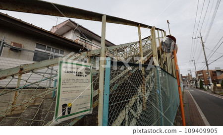 The Mitaka Overpass pedestrian bridge, which is a place connected to Osamu Dazai, has a sign posted announcing the start of demolition work in December 2023. The Mitaka Overpass pedestrian bridge, which is a place connected to Osamu Dazai, has a sign posted announcing the start of demolition work in December 2023. 109409905