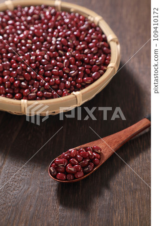 Red beans in a colander 109410172