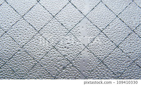 冬天窗玻璃上結露 冬天窗玻璃上結露 109410330