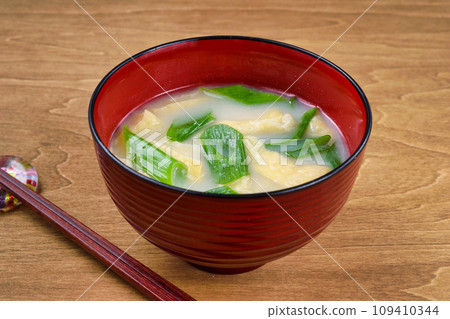 九條蔥和白味噌炸豆腐味噌湯(西京味噌) 九條蔥和白味噌炸豆腐味噌湯(西京味噌) 109410344