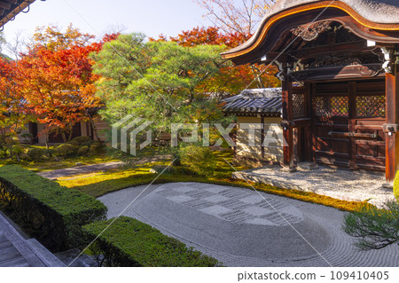 Eikando (Zenrinji Temple) in Kyoto in autumn: The sand bed and Karamon gate in the Karesansui garden where the autumn leaves shine Eikando (Zenrinji Temple) in Kyoto in autumn: The sand bed and Karamon gate in the Karesansui garden where the autumn leaves shine 109410405