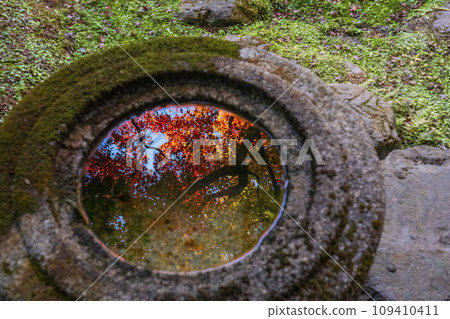 Autumn in Kyoto, Eikando (Zenrinji) tea room "Koan" front garden and reflection of autumn leaves Autumn in Kyoto, Eikando (Zenrinji) tea room "Koan" front garden and reflection of autumn leaves 109410411