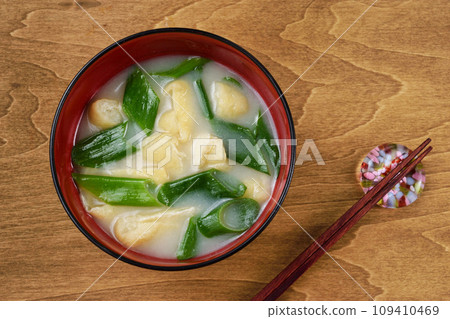 九條蔥和白味噌炸豆腐味噌湯（西京味噌） 109410469