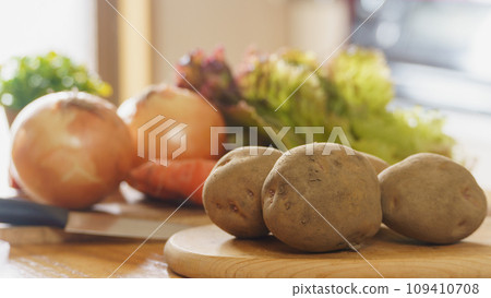 Dining vegetables | Potatoes, onions, carrots, lettuce Dining vegetables | Potatoes, onions, carrots, lettuce 109410708