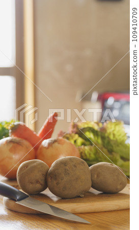Dining vegetables | Potatoes, onions, carrots, lettuce 109410709
