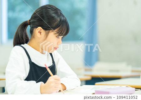 Elementary school girl studying Photography cooperation: Ariake College of Education and Arts 109411052