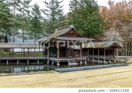 位於禦曾木神社境內的日本最大的能劇舞台「能樂殿」[秋季] 109411588