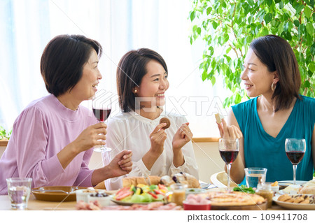 Women enjoying a home party 109411708