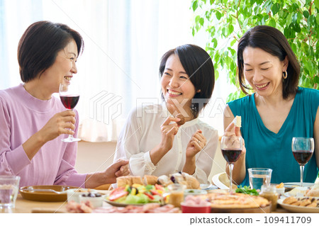 享受家庭聚會的婦女 109411709