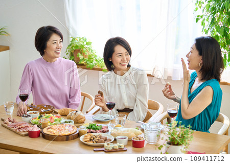 Women enjoying a home party 109411712