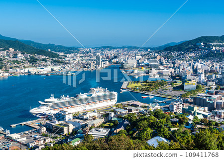 View of Nagasaki Port and cruise ships from Mt. Nabekanzan [Nagasaki City, Nagasaki Prefecture] 109411768