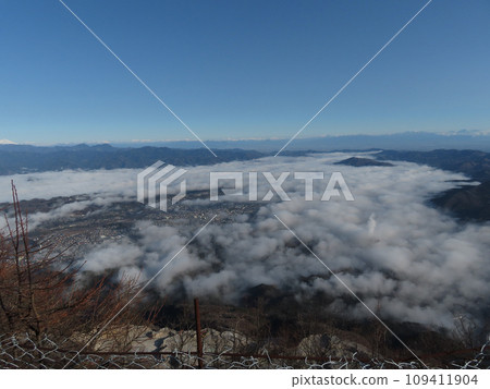 The sea of clouds and Chichibu town seen from the top of Mt. Buko in Chichibu, Saitama Prefecture 109411904