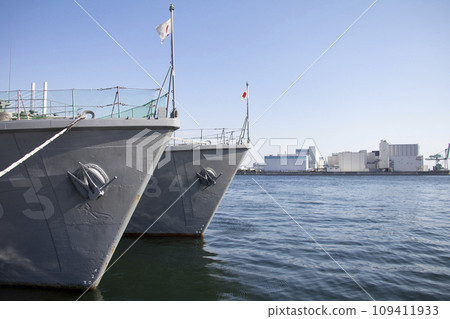 bow of minesweeper 109411933