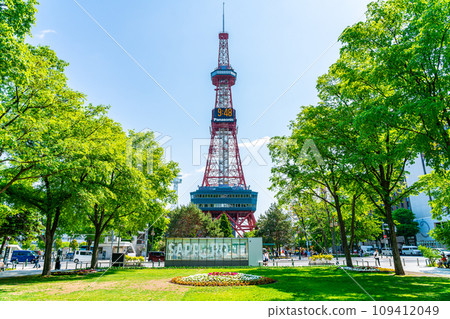 [Hokkaido] Sapporo TV Tower towering over Odori Park 109412049
