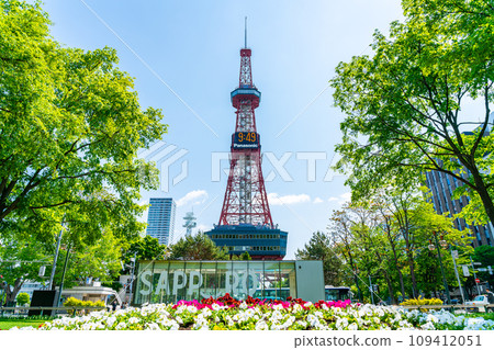 [Hokkaido] Sapporo TV Tower towering over Odori Park 109412051