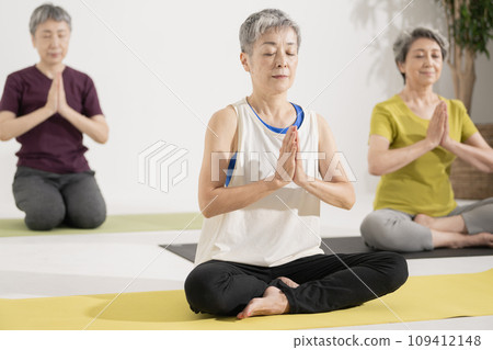 Senior yoga/Woman in her 60s doing yoga Senior yoga/Woman in her 60s doing yoga 109412148