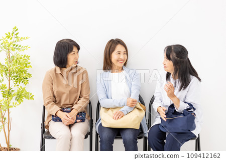 Women chatting in the waiting room 109412162