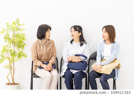 Women chatting in the waiting room 109412165