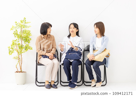 Women chatting in the waiting room 109412171