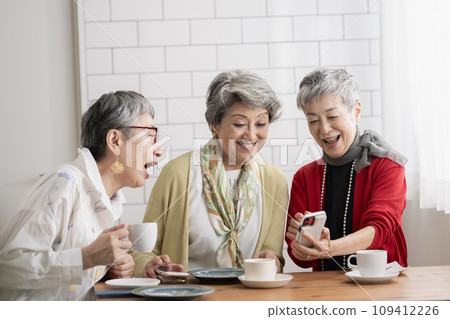 高級朋友在咖啡館喝茶/高級女性看智能手機 109412226