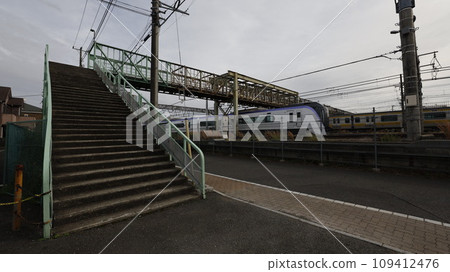 The Azusa Limited Express runs on the Mitaka Crossing Line Pedestrian Bridge, where demolition work is scheduled to begin in December 2023 at a place associated with Osamu Dazai. 109412476