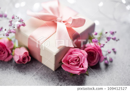 Gift box and beautiful roses 109412527