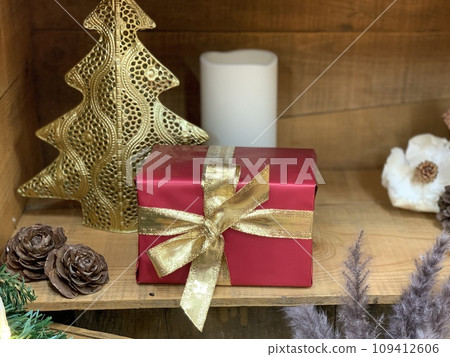 聖誕禮物圖片:紅色禮盒和金色聖誕樹裝飾室內裝飾 聖誕禮物圖片:紅色禮盒和金色聖誕樹裝飾室內裝飾 109412606