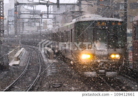 223系列2500雪中奔跑 109412661