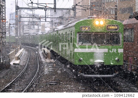 103系大阪環狀線在大和線的雪地裡運行。 109412662