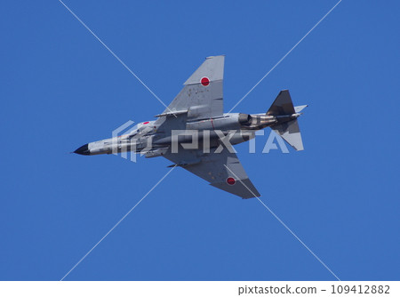 航空自衛隊F-4在航空節上進行機動飛行 109412882
