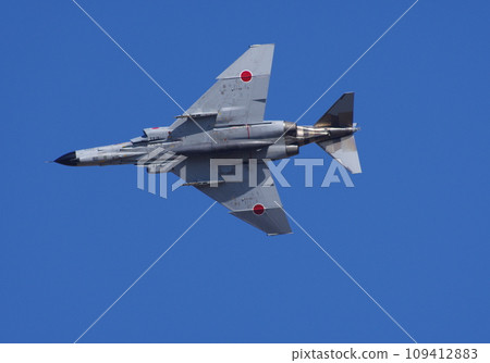 航空自衛隊F-4在航空節上進行機動飛行 航空自衛隊F-4在航空節上進行機動飛行 109412883