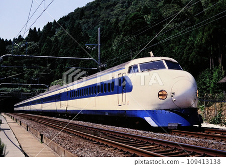 1992 Tokaido Shinkansen 0 series running near Sekigahara 1992 Tokaido Shinkansen 0 series running near Sekigahara 109413138