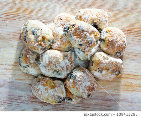 Mini marzipan stollens 109413283