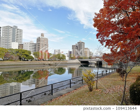 廣島縣廣島市南區京橋河倒映的街景 從比地山本町看到的鶴見橋 廣島縣廣島市南區京橋河倒映的街景 從比地山本町看到的鶴見橋 109413644