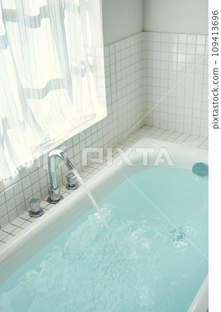 將熱水倒入浴缸 109413696