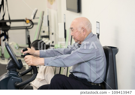 Elderly people exercising to maintain health 109413947