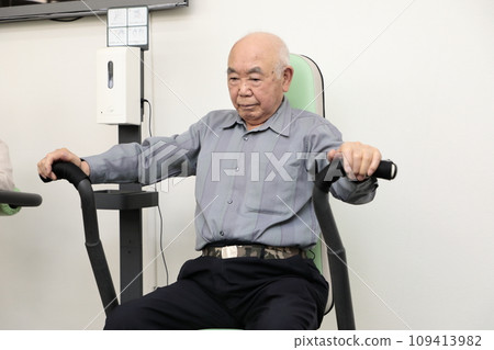 Elderly people exercising to maintain health 109413982